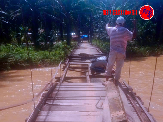 Kondisi Jalan Jembatan Gantung di Kelurahan Simaronop Sangat Memprihatinkan