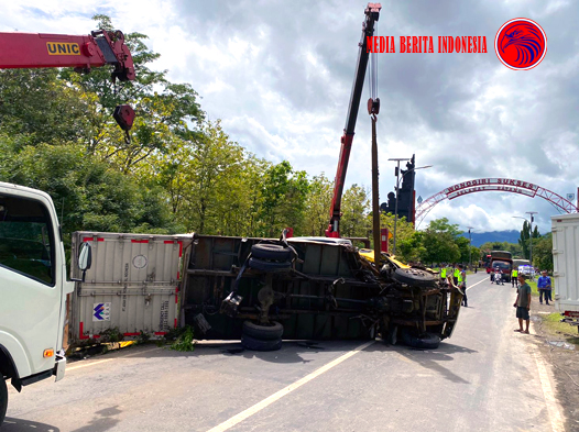 Polisi Evakuasi Kecelakaan Truk di Selogiri