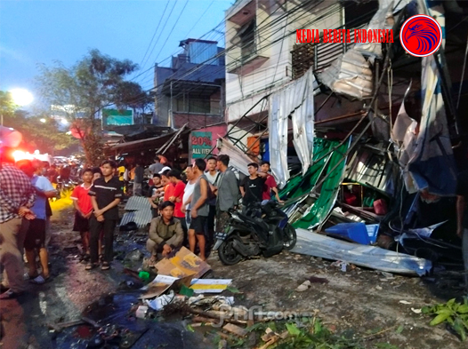 Truk Diduga Rem Blong Tabrak 4 Toko di Ngaliyan Semarang