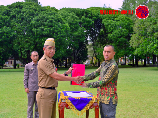 ‌ Orang Anggota Linmas Pengamanan Pemilukada Diserahkan Pemkab Lambar Kepada KPU
