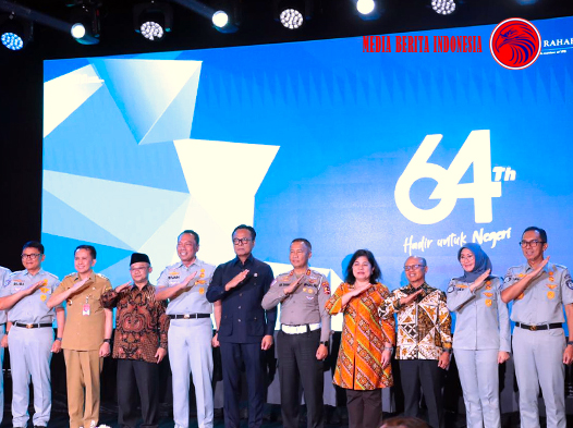Dirjen Bina Keuda Kemendagri Agus Fatoni Terima Penghargaan dari Kementerian BUMN sebagai Pembina Samsat Nasional