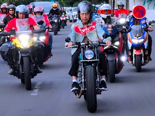 Liburan Imlek Joko Widodo Motoran Keliling Kota Solo