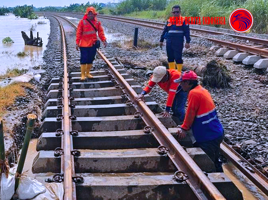 Rel KA yang di Terjang Banjir