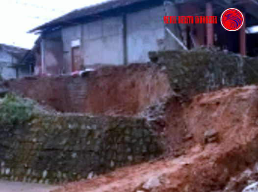 Tanah Ambles Sedalam 3 meter di Brenggolo Wonogiri