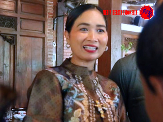 Wamenpar - Muncul Protes Pembatasan Wisatawan Naik Borobudur