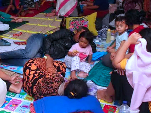 Warga Kota Tangerang Mengungsi Akibat Banjir