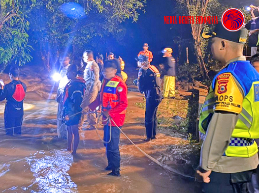 enam mahasiswa hanyut di kabupaten maros