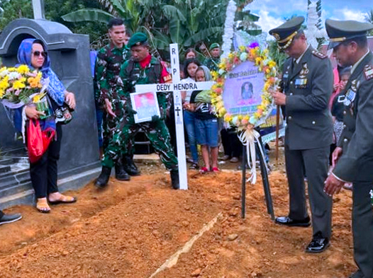 Dandim 1210-Landak Pimpin Upacara Pemakaman Almarhum Peltu Dedi Hendra Secara Militer