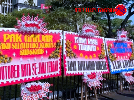 Dikantor Gubernuran Jateng Penuh dengan Karangan Bunga