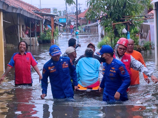 Gerak Cepat Ditpolairud Polda Jateng Tanggap Bencana Banjir di Pekalongan