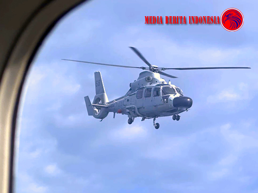 Helikopter Angkatan Laut Tiongkok Terbang di Perairan Dangkal Yang Sedang Disengketakan