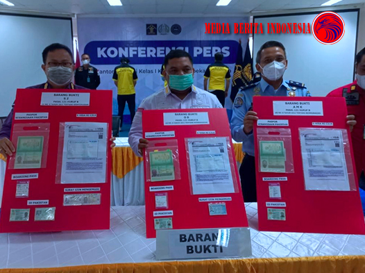 Pakai Dokumen Palsu