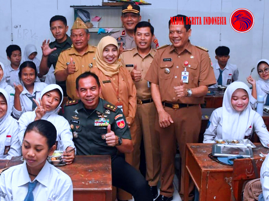 Pangdam IV-Diponegoro Tinjau Makan Bergizi Gratis di Beberapa Sekolah di Semarang