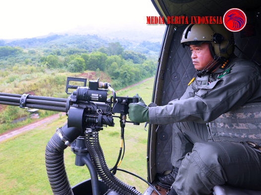 Penerbang TNI AD Saat Latihan Manuver Serta Menembak Dengan Helikopter Fennec