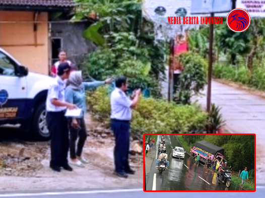 Petugas Dinas Perhubungan Provinsi Jawa Tengah Turun Lokasi Jalan Licin Kecamatan JatisronoPetugas Dinas Perhubungan Provinsi Jawa Tengah Turun Lokasi Jalan Licin Kecamatan Jatisrono Wonogiri Wonogiri