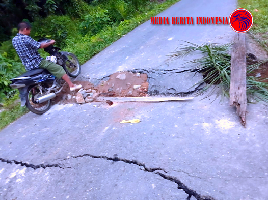 Plat Beton Jalan Pardomuan Amblas Kegiatan Masyarakat Terganggu