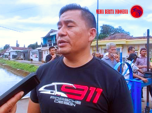 Polisi Sedang Memuru Orang Tua Membuang Bayinya ke Saluran Irigasi di Sukabumi
