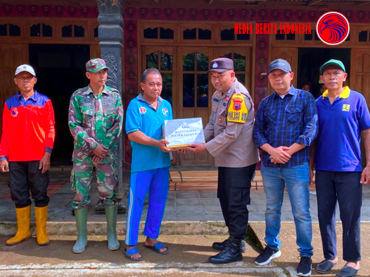 Polsek Jatipurno Kerja Bakti Perbaiki Atap Rumah Tertimpa Pohon