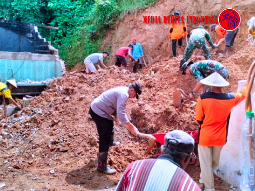 Polsek Karangtengah Bersinergi Dengan TNI Dan Masyarakat Bersihkan Material Longsor