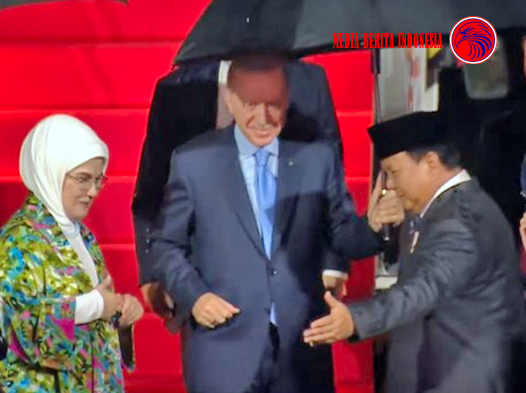 Prabowo dan Presiden Erdogan Berbagi Payung di Halim