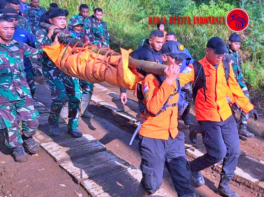 Tim SAR Gabungan Mengevakuasi Seorang Jenazah Pendaki Yang Meninggal di Gunung Slamet