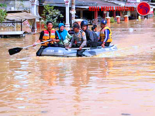 Banjir Membuat Ratusan Warga Mengungsi