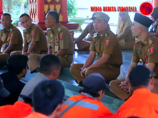 Bupati Parosil Hadiahkan Umrah Kepada Petugas Kebersihan Lambar