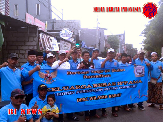 DPAC Ormas IPPAMA Sukomanunggal Surabaya Barat Menggelar Bagi Takjil kepada Masyarakat