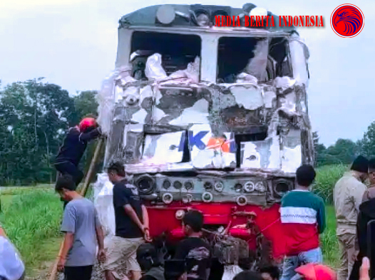 KA Kartanegera Kecelakaan dengan Truk Muatan Pupuk di Kediri