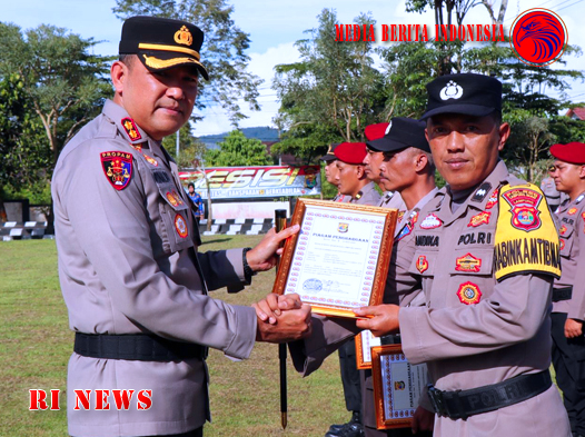 Kapolres Lampung Barat Berikan Penghargaan Kepada Personil yang Berprestasi