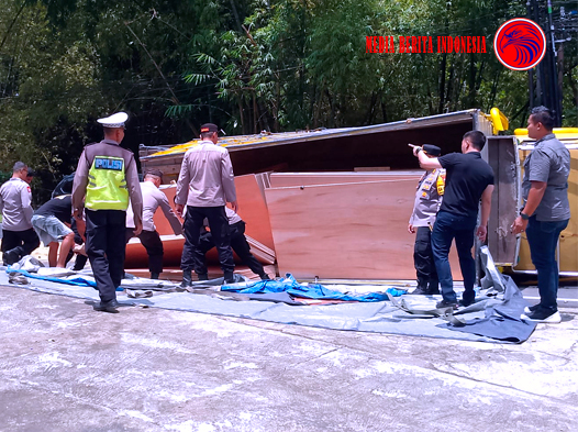 Kapolres Wonogiri Bantu Evakuasi Laka Tunggal Truk di Jatisrono