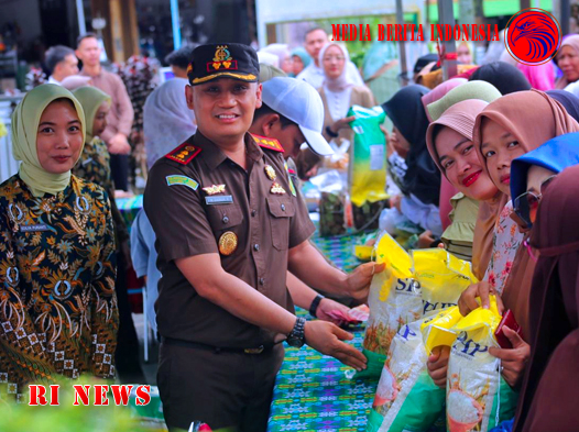 Kejari Lampung Barat Selenggarakan Bazar Murah