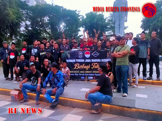 Ormas Jawara Bersatu dan Komunitas Joyosemoyo Gelar Bagi-bagi Takjil di Taman Apsari Surabaya
