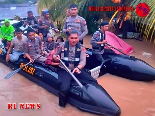 Pasukan Brimob dan Polairud Turun Tangan Menghadapi Banjir di Manado