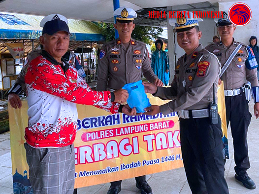 Polres Lampung Barat Berbagi Takjil Untuk Masyarakat