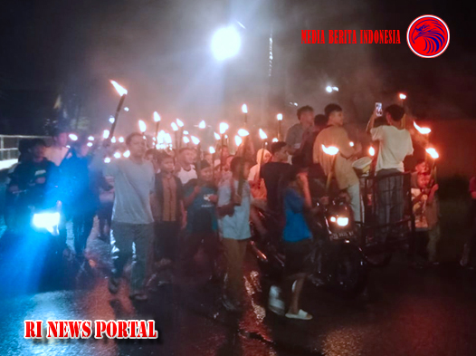 Masyarakat Ujung Padang Meriahkan Malam Takbiran dengan Pawai obor