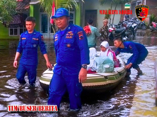 Polisi Perairan Polda Jawa Tengah Evakuasi dan Antar Jemput Pelajar Terdampak Banjir di Kecamatan Sayung