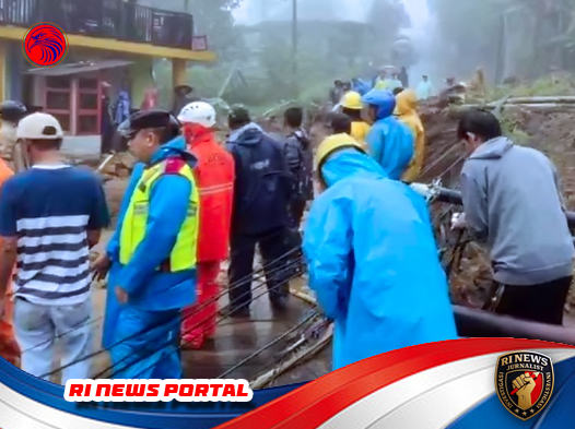 Longsor Tutup Jalur Cilawu Garut