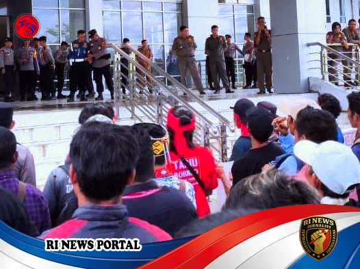 Aksi Warga Melawi