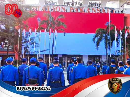 Bendera Raksasa di Stadion Pakansari