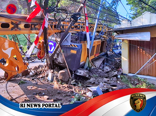 Kecelakaan Truk Bermuatan Crane di Gombel Lama Semarang
