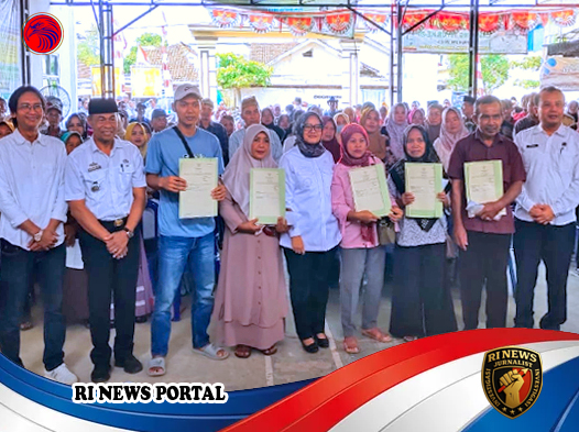 Penyerahan 514 Sertipikat Tanah PTSL di Desa Sumbergede
