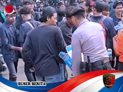 Polisi Bagikan Air Mineral pada Demonstran