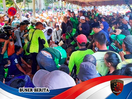 Ribuan Pengemudi Ojol dan Tokoh Masyarakat Hadiri Pemakaman Affan Kurniawan di Jakarta