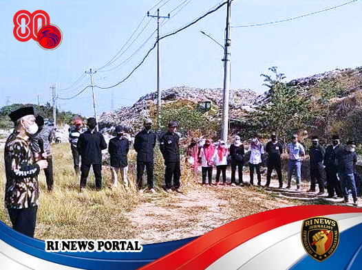 Upacara HUT RI ke-80 di Bawah Gundukan Sampah TPA Troketon