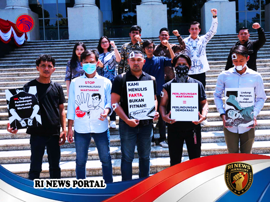 Wartawan Gelar Aksi Teatrikal di MK