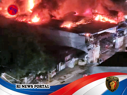 Kebakaran Hebat Landa Pabrik dan Toko Bahan Bangunan di Serpong Utara