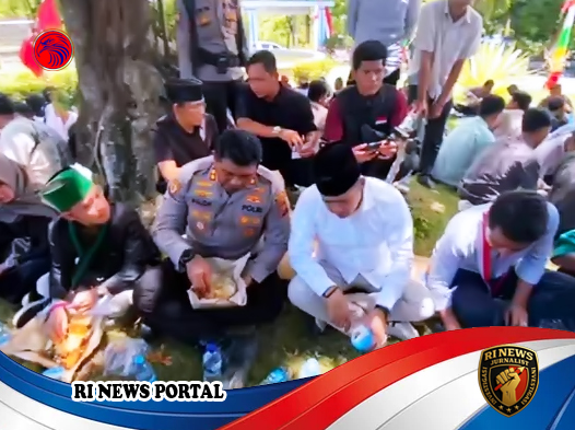 Ketua DPRD dan Kapolres Madina Santap Nasi Bungkus Bersama Mahasiswa Cipayung Plus Usai Aksi Damai