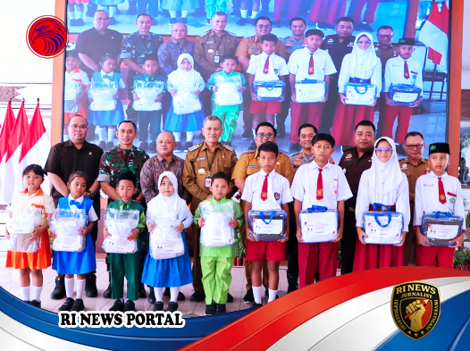 Pemkab Wonogiri Serahkan Seragam Sekolah Gratis