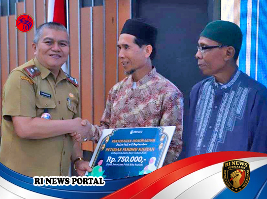 Pemkab Kubu Raya Serahkan Honorarium Petugas Keagamaan dan Klaim JKM BPJS Ketenagakerjaan Tahap III